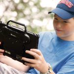 Ob iOS, Android oder Windows –­­ erst mit dem passenden Wortschatzprogramm kann ein Talker eine effektive Kommunikationshilfe sein!