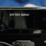 Das Partnerdisplay erleichtert Gesprächspartner:innen das Mitlesen. Das Partnerdisplay erleichtert Gesprächspartner:innen das Mitlesen.