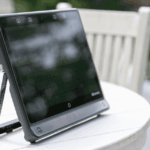 Jeder Mensch kommuniziert anders. Deshalb bietet der Genesis® 13 verschiedene Möglichkeiten der Ansteuerung. Neben der direkten Bedienung über den Touchscreen kann der Sprachcomputer per Taster, Kopfsteuerung oder optionaler Augensteuerung genutzt werden.